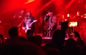 Read more about the article Ο Attila Csihar(Mayhem) στη σκηνή μαζί με τους Max και Igor Cavalera στη σκηνή για το κομμάτι “Troops Of Doom”