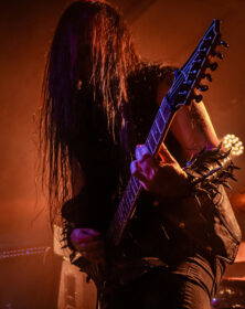 Read more about the article Οι KRVNA κάνουν πρεμιέρα νέο κομμάτι μέσω του  NoCleanSinging.com