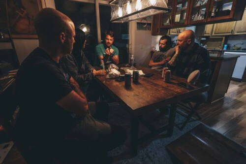 Read more about the article Οι Glassfield κυκλοφορούν το πολυαναμενόμενο ολοκληρωμένο άλμπουμ “Leave a Light On”