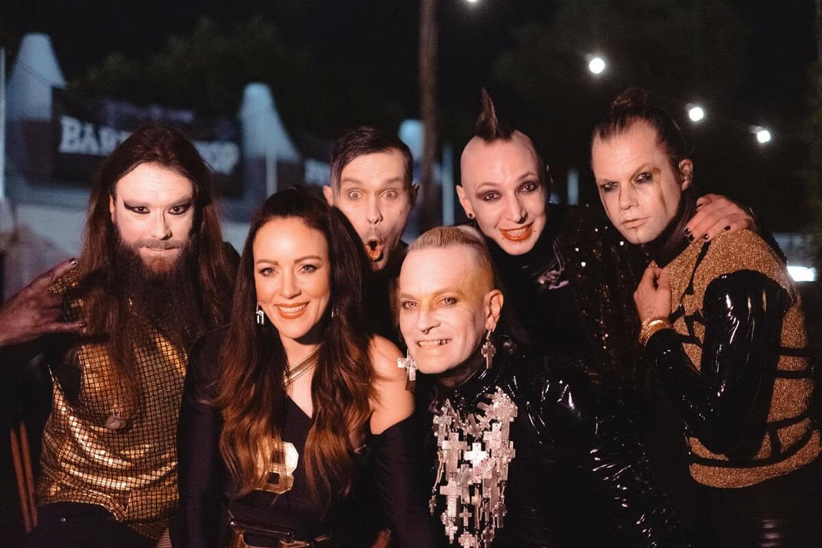 Read more about the article Οι LORD OF THE LOST κυκλοφορούν τη ζωντανή εκτέλεση του “Herz An Herz + The Look” με τη Γερμανίδα σούπερ σταρ των 90s Blümchen