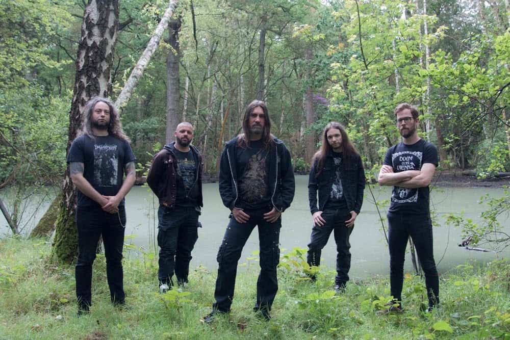 You are currently viewing Οι θρύλοι του doom/death metal Marche Funèbre ετοιμάζονται να κυκλοφορήσουν το υπέροχο νέο τους άλμπουμ “After The Storm”!