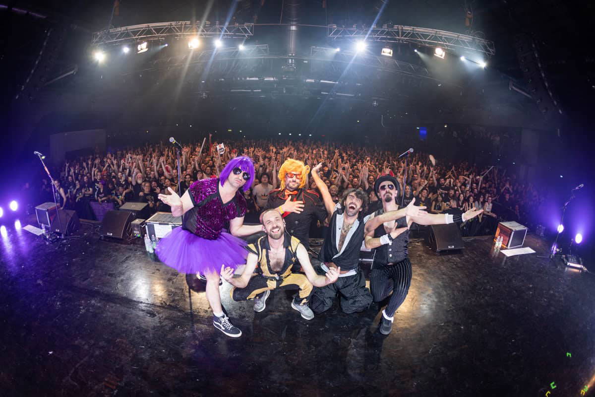 You are currently viewing Οι Ιταλοί parody metal masters NANOWAR OF STEEL ανακοινώνουν το Live Album “XX Years Of Steel” που θα κυκλοφορήσει στις 6 Δεκεμβρίου 2024 μέσω της Napalm Records