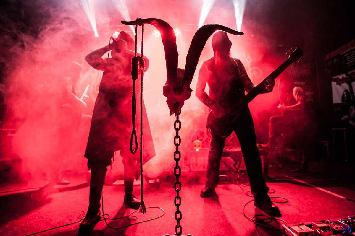 Read more about the article Οι CZORT αποκαλύπτουν το μουσικό βίντεο “Oczyma Monumentu”