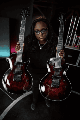 Read more about the article Η Diamond Rowe των TETRARCH γίνεται η πρώτη γυναίκα καλλιτέχνης με την υπογραφή της Jackson Guitars