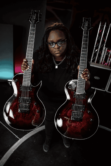 You are currently viewing Η Diamond Rowe των TETRARCH γίνεται η πρώτη γυναίκα καλλιτέχνης με την υπογραφή της Jackson Guitars