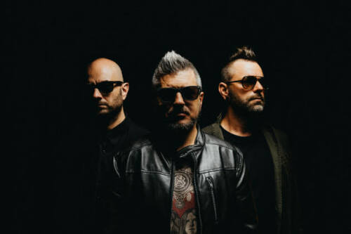 Read more about the article Οι UNDERDOGS κυκλοφορούν βίντεο για το πρώτο single “Knockin On Hell’s Door” (feat. Nick Oliveri)!