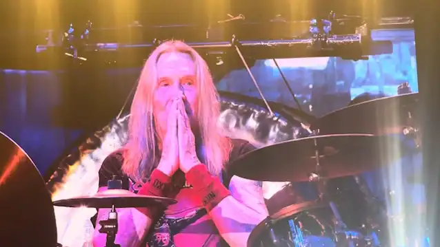 Read more about the article Ο Bruce Dickinson αποτίει φόρο τιμής στον Nicko Mc Brain στην τελευταία συναυλία του drummer με τους IRON MAIDEN