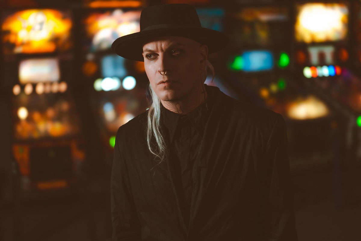 Read more about the article Ο τραγουδιστής των Lord Of The Lost CHRIS HARMS κυκλοφορεί το τρίτο single και official video «She Called Me Diaval»