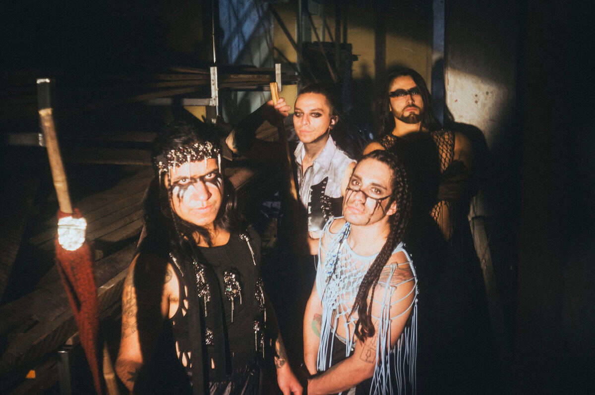 Read more about the article Οι Mawiza ακολουθούν το φεγγάρι στο νέο βίντεο