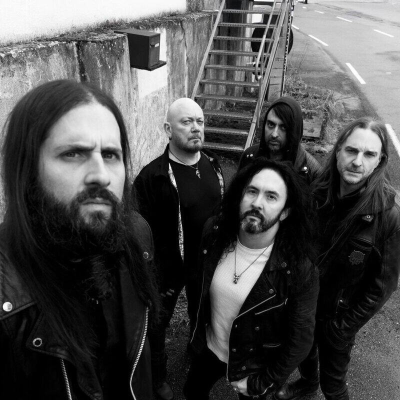 Read more about the article Οι SINSAENUM — με μέλη από MAYHEM, LOUDBLAST, DÅÅTH και SETH — επιστρέφουν με το νέο single/βίντεο “In Devastation” | Νέο άλμπουμ τον Αύγουστο