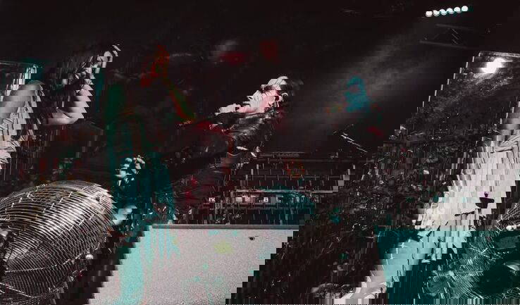 Read more about the article Ο frontman των CRADLE OF FILTH, DANI FILTH, κάνει πρόταση γάμου στη σύντροφό του στη σκηνή του Download Festival 2025 (Βίντεο)