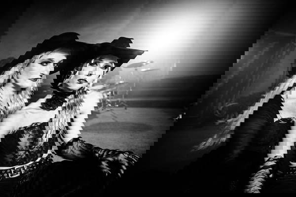 Read more about the article Οι THE PRETTY WILD κυκλοφορούν το κομμάτι «living ded»