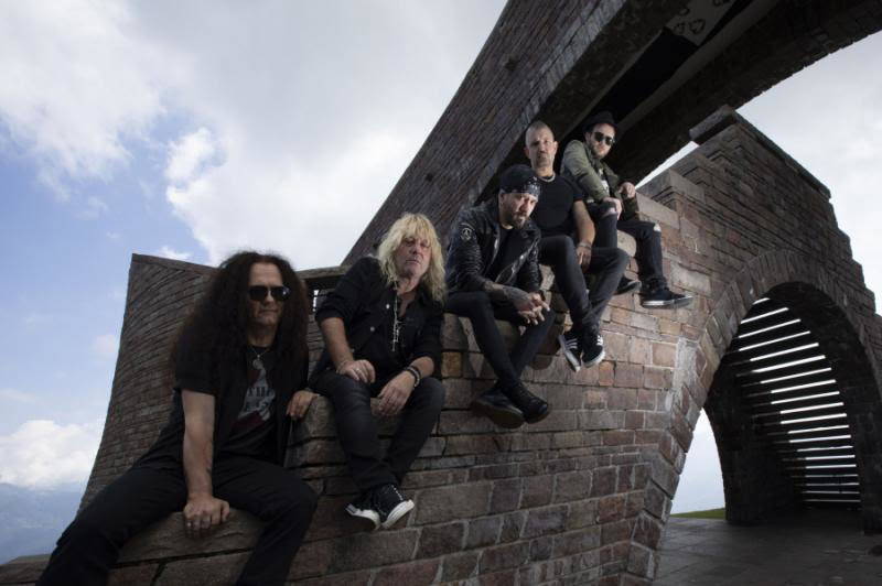 You are currently viewing CORELEONI – new single ‘Like It Or Not’ from forthcoming live album “Live at Hallenstadion Zurich”