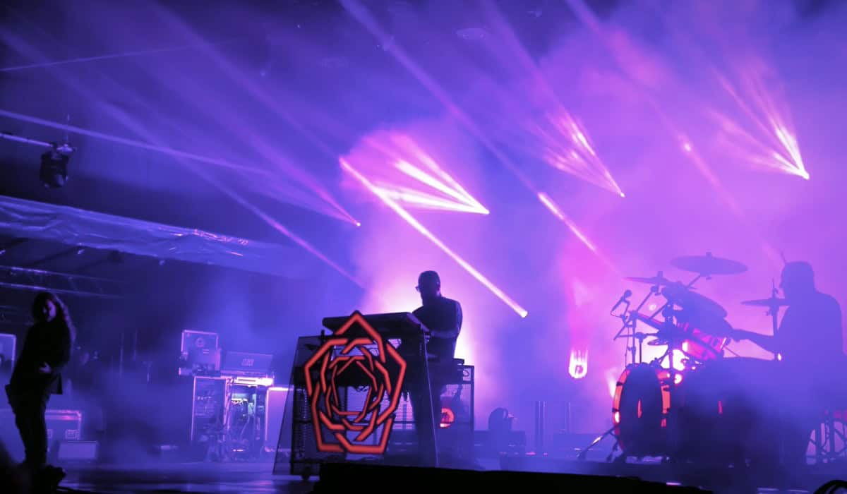 Ο CARPENTER BRUT επιστρέφει με νέο single, “Leather Temple”