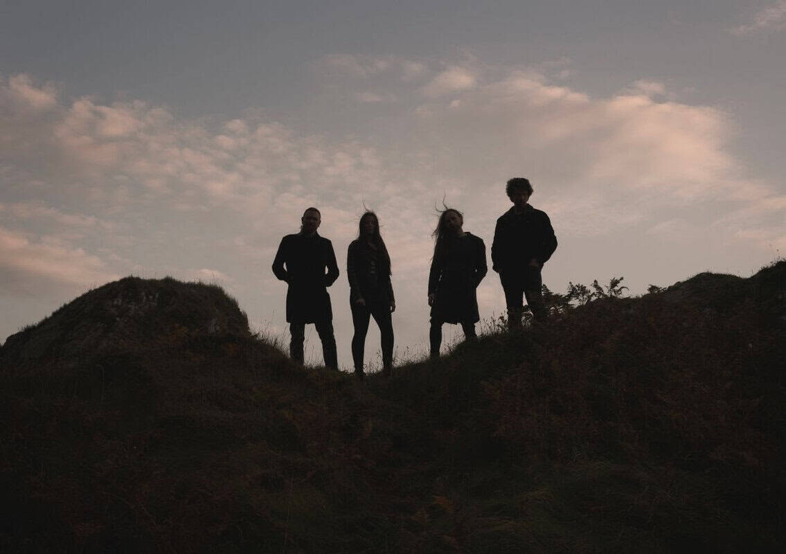 Read more about the article Οι Domhain αποκαλύπτουν το κινηματογραφικό βίντεο «Talamh Lom»