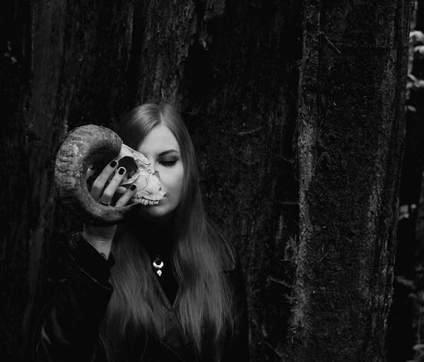 Το Πολωνικό dark folk solo project OLS κυκλοφόρησε το νέο μουσικού βίντεο για το “bez nas”