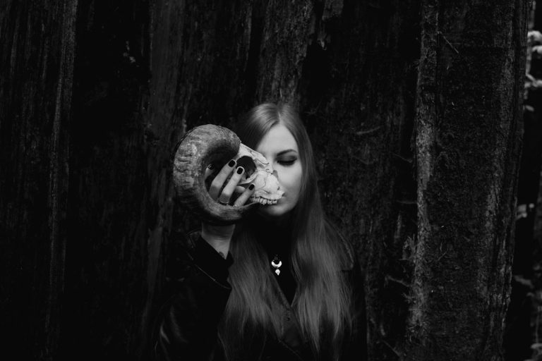 Read more about the article Το Πολωνικό dark folk solo project OLS κυκλοφόρησε το νέο μουσικού βίντεο για το “bez…