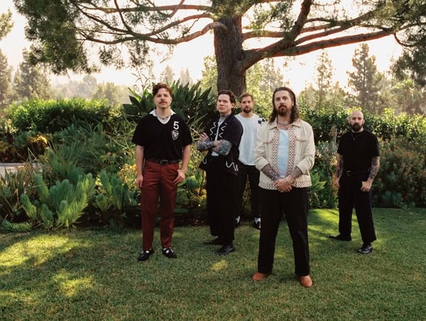 Read more about the article Οι THE DEVIL WEARS PRADA κυκλοφορούν το «Play The Old Shit»