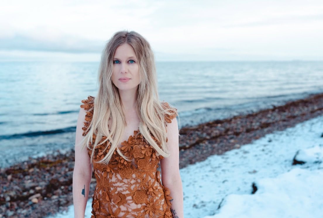 Η MYRKUR κυκλοφορεί ένα επικό νέο βίντεο για το “Touch My Love And Die”.