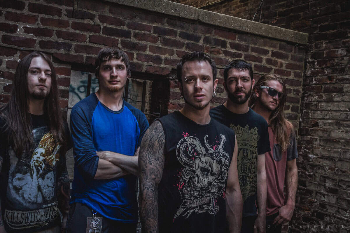 Οι Threat Signal παρουσιάζουν το νέο τους τραγούδι.