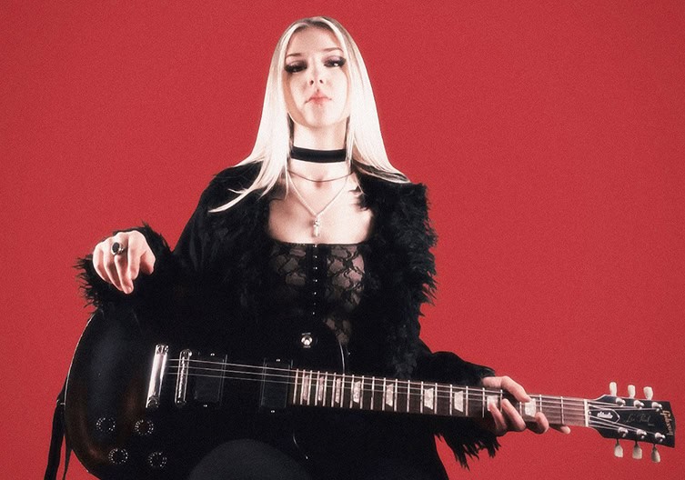 Ο Alice Cooper παρουσίασε τη νέα κιθαρίστριά του, Anna Cara
